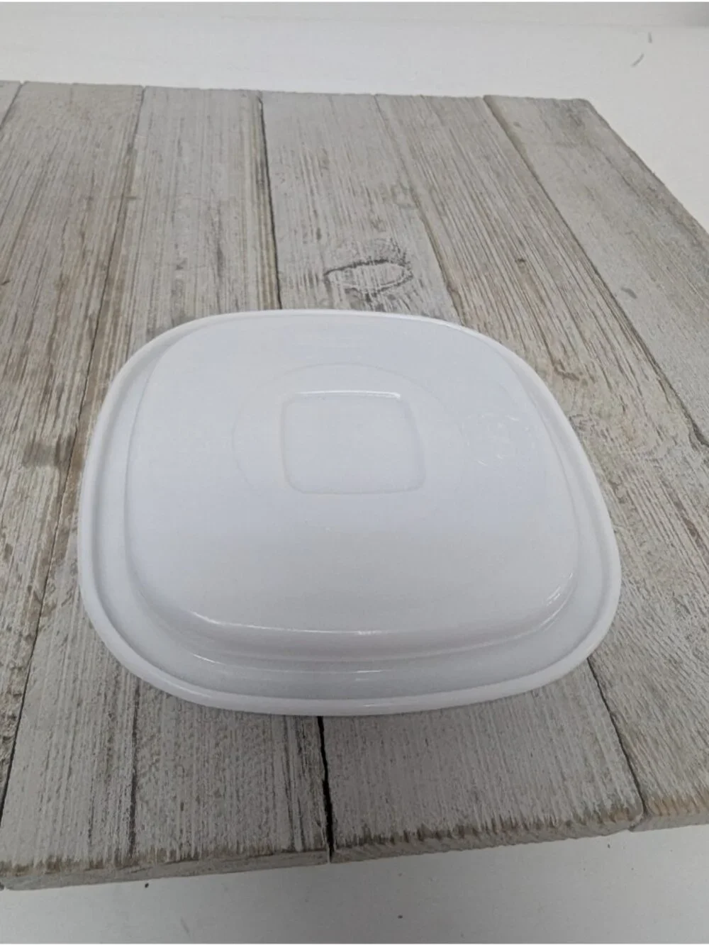 Rubbermaid 1.8 pt Servin Saver #8 Sheer Square Canister Storage White Lid - B